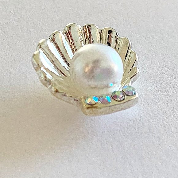 Shark & Pearl Clam Shell Asymmetrical Rhinestone Stud Earrings - Picture 3 of 8